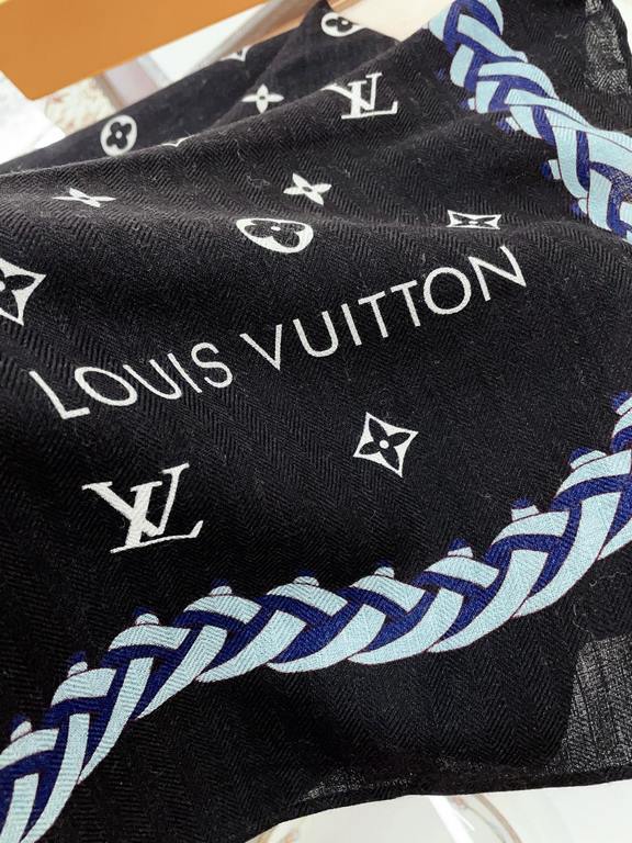 Four seasons must have! Really unbeatable practical! Lv rare silk cashmere long scarf, all around the hand-rolled edge! The fabric feels really good, a simple try, you know it is what you want, easy to drive very fashion