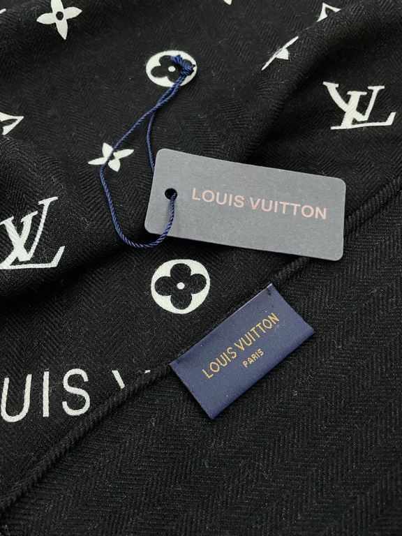 Four seasons must have! Really unbeatable practical! Lv rare silk cashmere long scarf, all around the hand-rolled edge! The fabric feels really good, a simple try, you know it is what you want, easy to drive very fashion