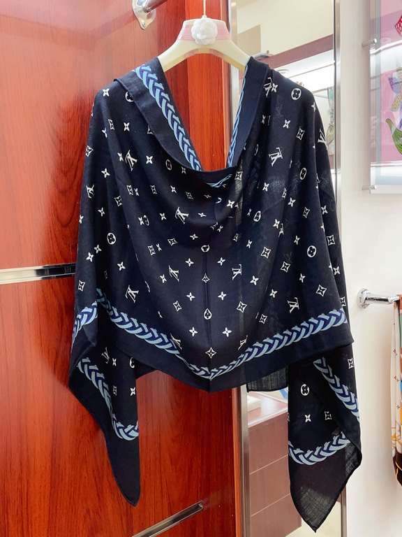 Four seasons must have! Really unbeatable practical! Lv rare silk cashmere long scarf, all around the hand-rolled edge! The fabric feels really good, a simple try, you know it is what you want, easy to drive very fashion