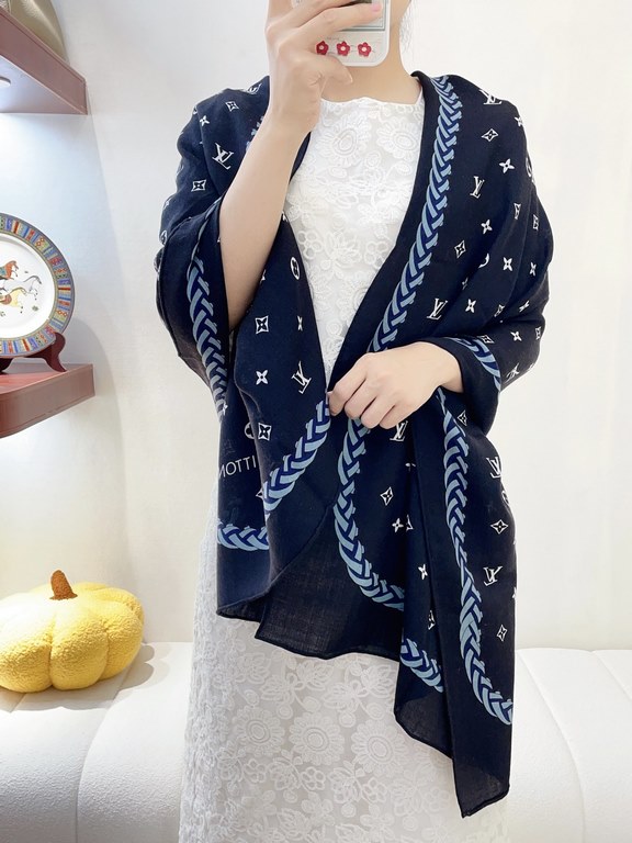 Four seasons must have! Really unbeatable practical! Lv rare silk cashmere long scarf, all around the hand-rolled edge! The fabric feels really good, a simple try, you know it is what you want, easy to drive very fashion