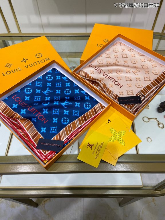 Silk new  counter synchronization   genuinely praise   donkey home [V brand logo silk 90] silk square scarf, Fall For You 90 mulberry silk square scarf with Monogram pattern as the background, in the V logo on top of the