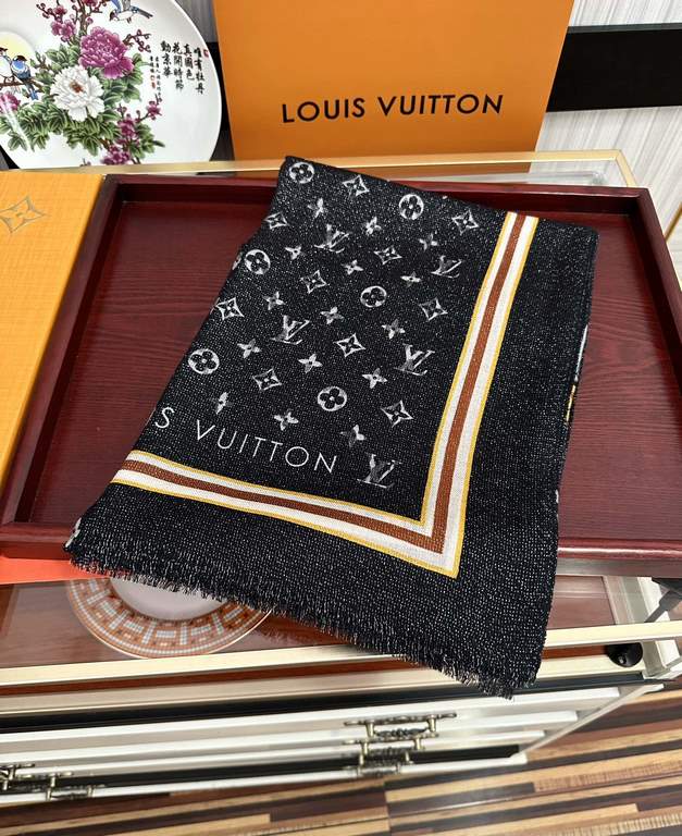 on the new Lv Silver Silk 2023 latest models [melon] shining [coffee] top design is too beautiful, genuinely awesome   [cashmere velvet long scarf]     physical genuinely beautiful   shawl with prints      regardless of 