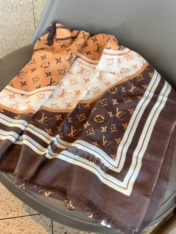 Fashionable and versatile! LV new old flower long scarf] A great item to enhance your temperament and taste! Four seasons must have! Really unbeatable and practical! Lv rare cashmere long scarf, ! Fabric feel really good