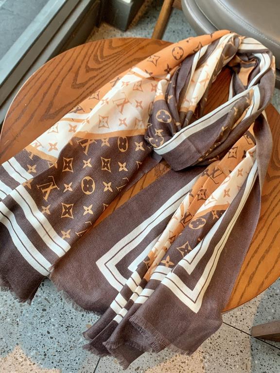 Fashionable and versatile! LV new old flower long scarf] A great item to enhance your temperament and taste! Four seasons must have! Really unbeatable and practical! Lv rare cashmere long scarf, ! Fabric feel really good