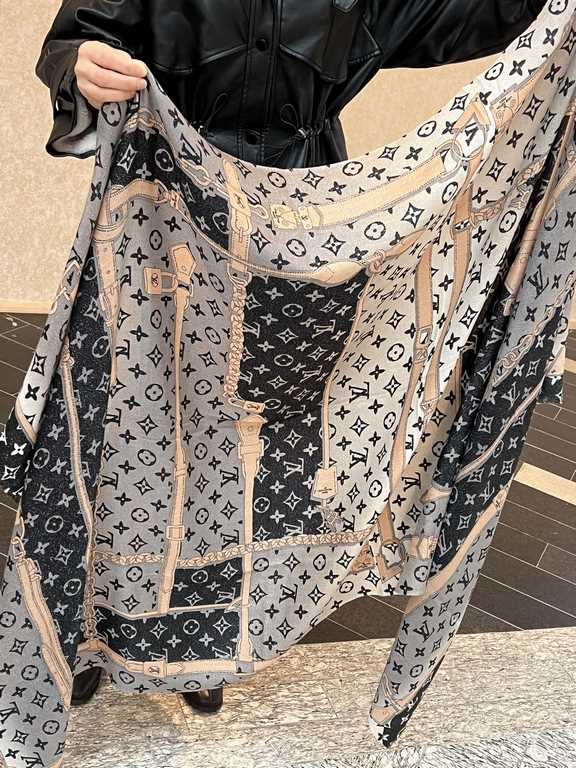 Will glow bright scarf 2023 spring new limited series popping to la LV original single authentic. Early fall staple models. Wear Le Tout Paris long scarf LV bags and the bottom of the logo rich details, more feminine cha