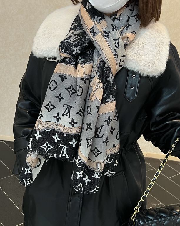 Will glow bright scarf 2023 spring new limited series popping to la LV original single authentic. Early fall staple models. Wear Le Tout Paris long scarf LV bags and the bottom of the logo rich details, more feminine cha