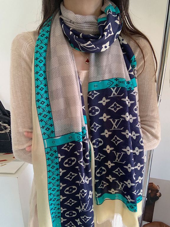 LV new old flower long scarf】Great item to enhance temperament and taste! Four seasons must have! Really unbeatable practical! Lv rare cashmere long scarf, ! Fabric feel really good, a simple try, you know it is what you