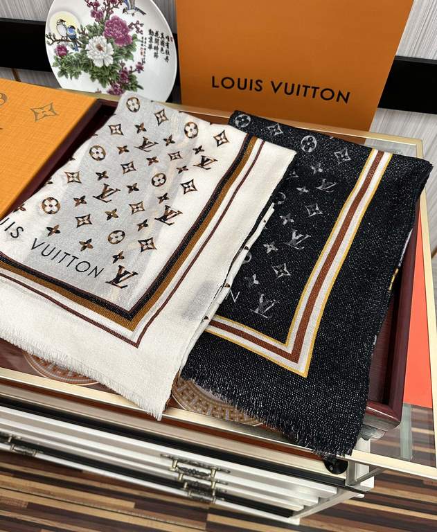 on the new Lv Silver Silk 2023 latest models [melon] shining [coffee] top design is too beautiful, genuinely awesome   [cashmere velvet long scarf]     physical genuinely beautiful   shawl with prints      regardless of 