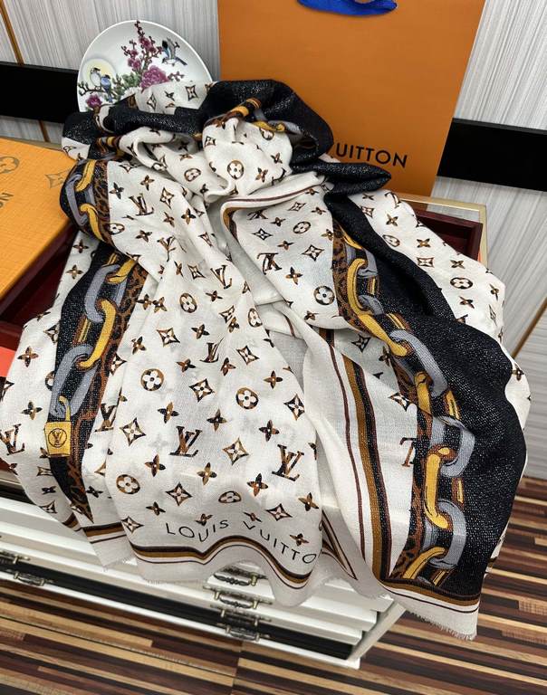 on the new Lv Silver Silk 2023 latest models [melon] shining [coffee] top design is too beautiful, genuinely awesome   [cashmere velvet long scarf]     physical genuinely beautiful   shawl with prints      regardless of 