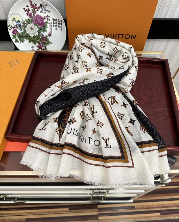 on the new Lv Silver Silk 2023 latest models [melon] shining [coffee] top design is too beautiful, genuinely awesome   [cashmere velvet long scarf]     physical genuinely beautiful   shawl with prints      regardless of 