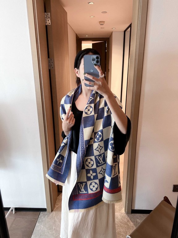 LV counter new, foreign counter special. Scarf shawl, luxury atmosphere small qualification tone   exquisite all the beautiful language used in it is not too much, the fashion mirror badge skillfully combined in the scar