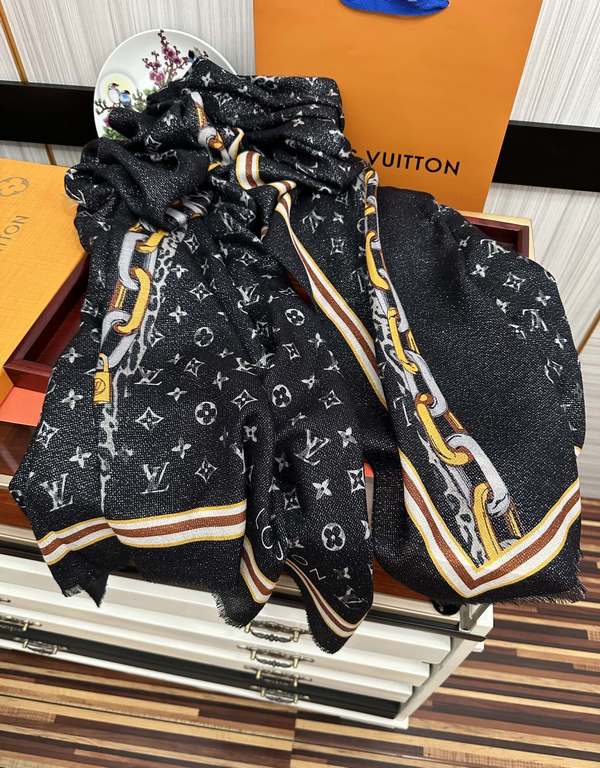 on the new Lv Silver Silk 2023 latest models [melon] shining [coffee] top design is too beautiful, genuinely awesome   [cashmere velvet long scarf]     physical genuinely beautiful   shawl with prints      regardless of 