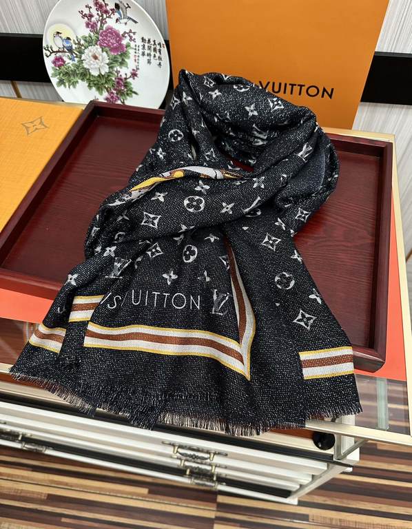 on the new Lv Silver Silk 2023 latest models [melon] shining [coffee] top design is too beautiful, genuinely awesome   [cashmere velvet long scarf]     physical genuinely beautiful   shawl with prints      regardless of 