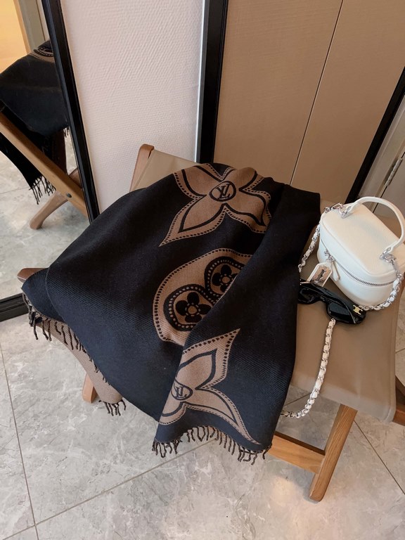 The Ultimate Shine Scarf is the ultimate LV collection, the fabric is unrivaled in its nobility, soft and supple, the breathtaking sensation that breaks through the aesthetic threshold, a shawl that will capture the hear