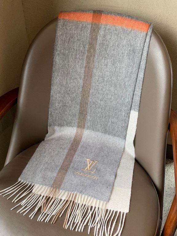 Rare high-end men's models, family benefits  LV very positive men's scarf ~ fabric love, very soft and delicate comfortable  atmospheric simplicity, super good-looking men's God with the color, any boy will like the para