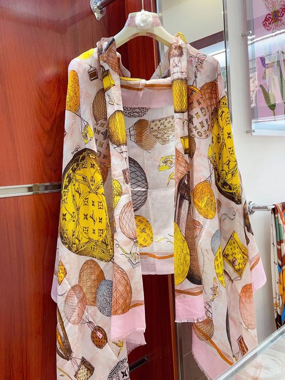 Price   new on   counter synchronization   LV new [hot air balloon   long scarf] to attention gesture about the Louis Vuitton bloodline of the spirit of travel and the pattern of fusion of the Monogram elements come toge