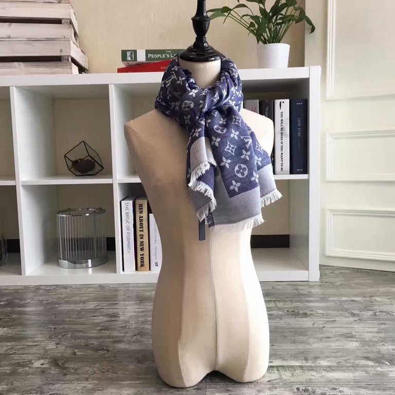 This shawl mixes silk and cotton for a soft and warm texture, decorated with Louis Vuitton Paris, classic and timeless.  140140cm