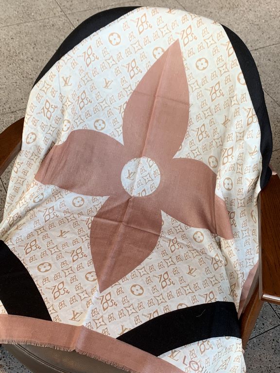 Lv's new four-leaf clover  print with the classic Monogram pattern and many of Louis Vuitton's signature design elements give this new scarf an enduring fashionable appeal. This scarf will add a touch of sophistication t