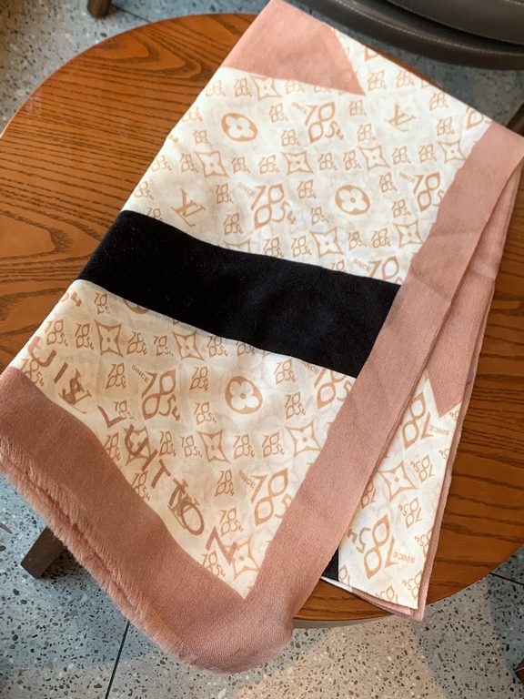 Lv's new four-leaf clover  print with the classic Monogram pattern and many of Louis Vuitton's signature design elements give this new scarf an enduring fashionable appeal. This scarf will add a touch of sophistication t