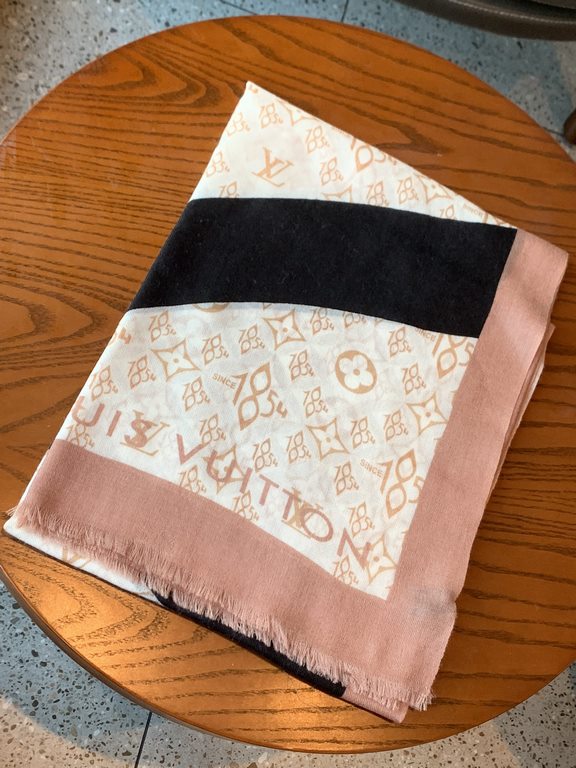 Lv's new four-leaf clover  print with the classic Monogram pattern and many of Louis Vuitton's signature design elements give this new scarf an enduring fashionable appeal. This scarf will add a touch of sophistication t