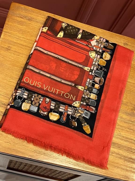 lv counter new [animal theme cattle long scarf]   beautiful [tears] Royal Hall of Fame level superb  2022 new counter on sale Classic logo pattern design style   plus rich Gucci themed characteristic elements of the tige