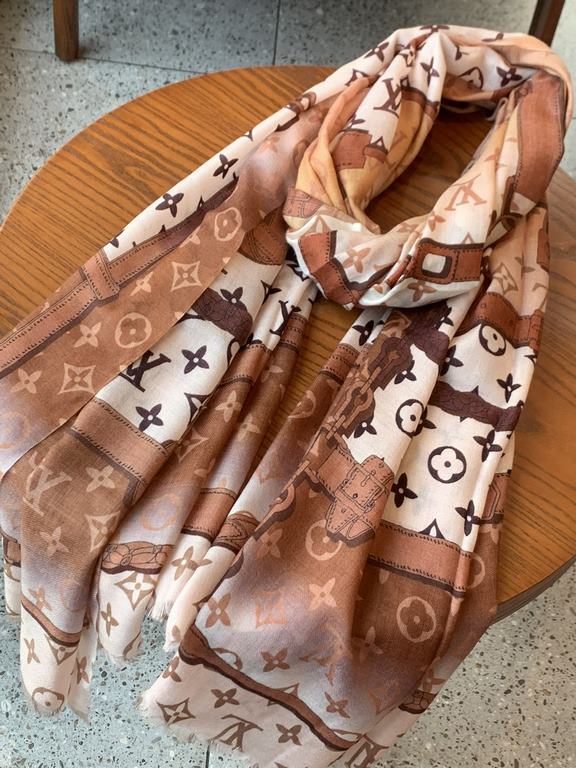 Lv's new chain   print with the classic Monogram pattern and many of Louis Vuitton's signature design elements give this new scarf an enduring fashionable appeal. This scarf will add a touch of sophistication to classic 