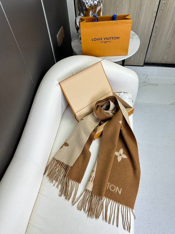 The price comes with the full box in the picture! Lv Donkey #          Reversible Cashmere ScarfA scarf that will last a lifetime. A classic that will never go out of style.The cashmere material is not at all tangled You