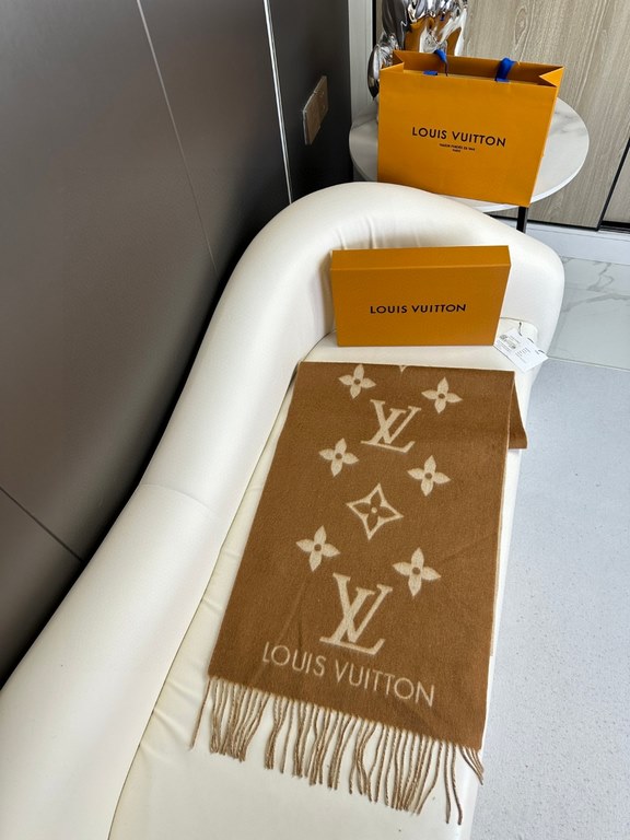 The price comes with the full box in the picture! Lv Donkey #          Reversible Cashmere ScarfA scarf that will last a lifetime. A classic that will never go out of style.The cashmere material is not at all tangled You