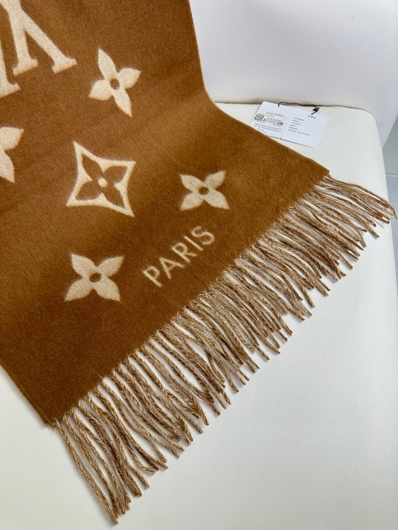 The price comes with the full box in the picture! Lv Donkey #          Reversible Cashmere ScarfA scarf that will last a lifetime. A classic that will never go out of style.The cashmere material is not at all tangled You