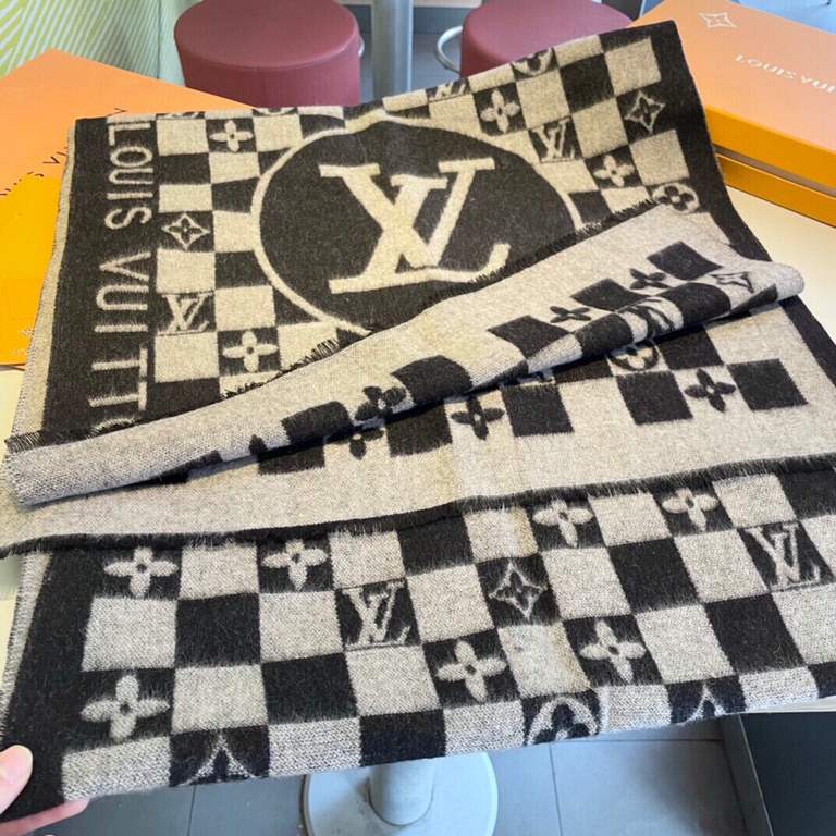 Price LV's latest scarf, men and women's welfare Super gentle and foreign-style double-sided design! Feel this is more youthful and gentle than previous designs! Feel she can match with 10,000 pieces of tops together, do