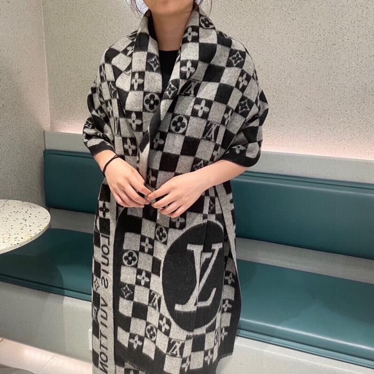 Price LV's latest scarf, men and women's welfare Super gentle and foreign-style double-sided design! Feel this is more youthful and gentle than previous designs! Feel she can match with 10,000 pieces of tops together, do