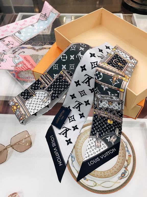 lv [LET'S GO BB] hair tie! A metaphor for Louis Vuitton's trunk-making heritage, the Monogram pattern pays homage to the brand's classics, and the complexity of the image is presented by inkjet printing. Imported from Fr