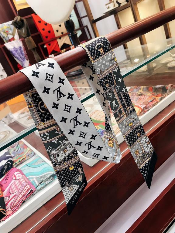 lv [LET'S GO BB] hair tie! A metaphor for Louis Vuitton's trunk-making heritage, the Monogram pattern pays homage to the brand's classics, and the complexity of the image is presented by inkjet printing. Imported from Fr