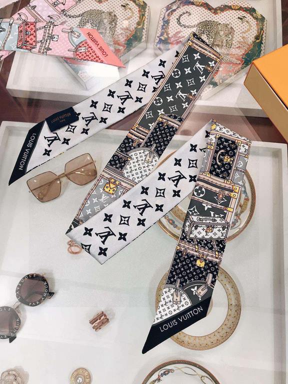 lv [LET'S GO BB] hair tie! A metaphor for Louis Vuitton's trunk-making heritage, the Monogram pattern pays homage to the brand's classics, and the complexity of the image is presented by inkjet printing. Imported from Fr