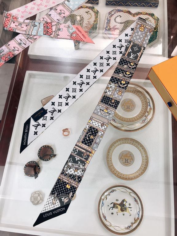 lv [LET'S GO BB] hair tie! A metaphor for Louis Vuitton's trunk-making heritage, the Monogram pattern pays homage to the brand's classics, and the complexity of the image is presented by inkjet printing. Imported from Fr