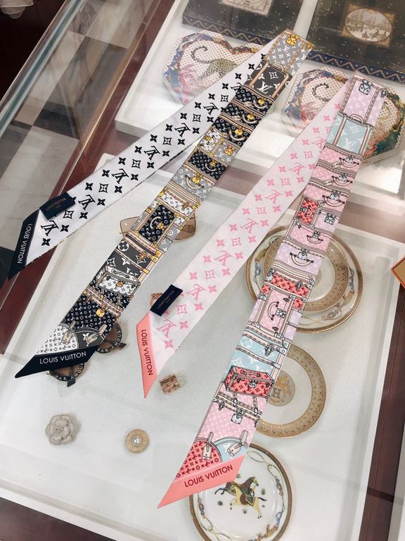 lv [LET'S GO BB] hair tie! A metaphor for Louis Vuitton's trunk-making heritage, the Monogram pattern pays homage to the brand's classics, and the complexity of the image is presented by inkjet printing. Imported from Fr