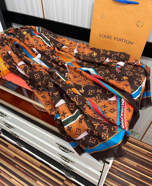 New Lv  the latest models of top high-end design, the physical genuinely beautiful   shawl with prints      regardless of the design of the airbrush are very well in place  details are visible   the entire scarf to give 