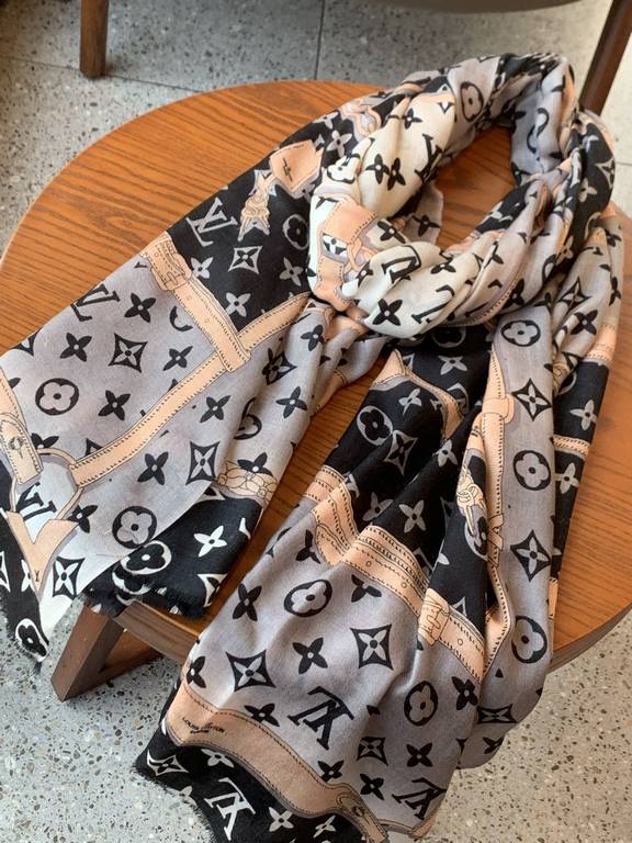 Lv's new chain   print with the classic Monogram pattern and many of Louis Vuitton's signature design elements give this new scarf an enduring fashionable appeal. This scarf will add a touch of sophistication to classic 