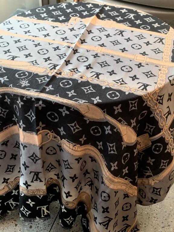 Lv's new chain   print with the classic Monogram pattern and many of Louis Vuitton's signature design elements give this new scarf an enduring fashionable appeal. This scarf will add a touch of sophistication to classic 