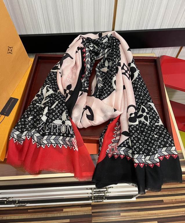 New LV latest models  , high-end atmosphere upscale [cashmere long scarf]   physical genuinely beautiful   shawl with prints      regardless of the design of the airbrush are very well in place   details are visible   th