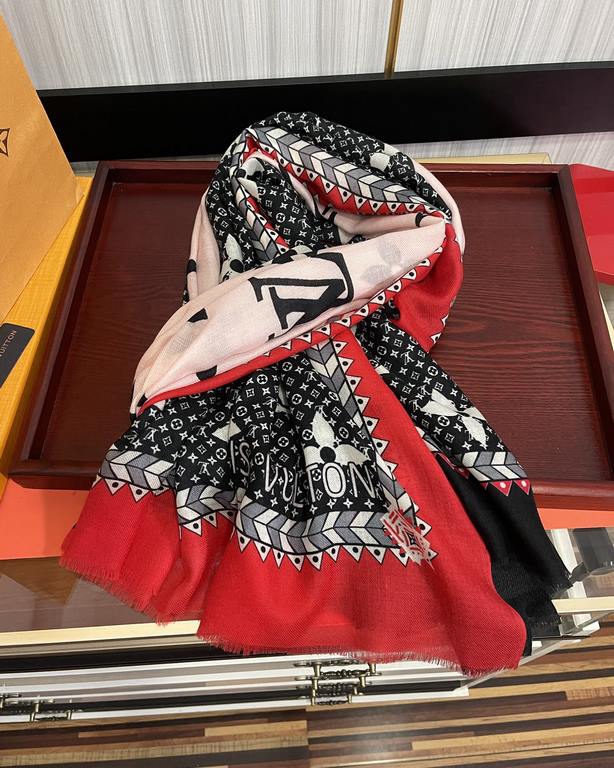 New LV latest models  , high-end atmosphere upscale [cashmere long scarf]   physical genuinely beautiful   shawl with prints      regardless of the design of the airbrush are very well in place   details are visible   th