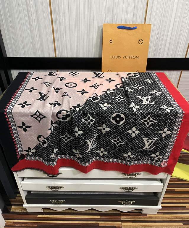 New LV latest models  , high-end atmosphere upscale [cashmere long scarf]   physical genuinely beautiful   shawl with prints      regardless of the design of the airbrush are very well in place   details are visible   th