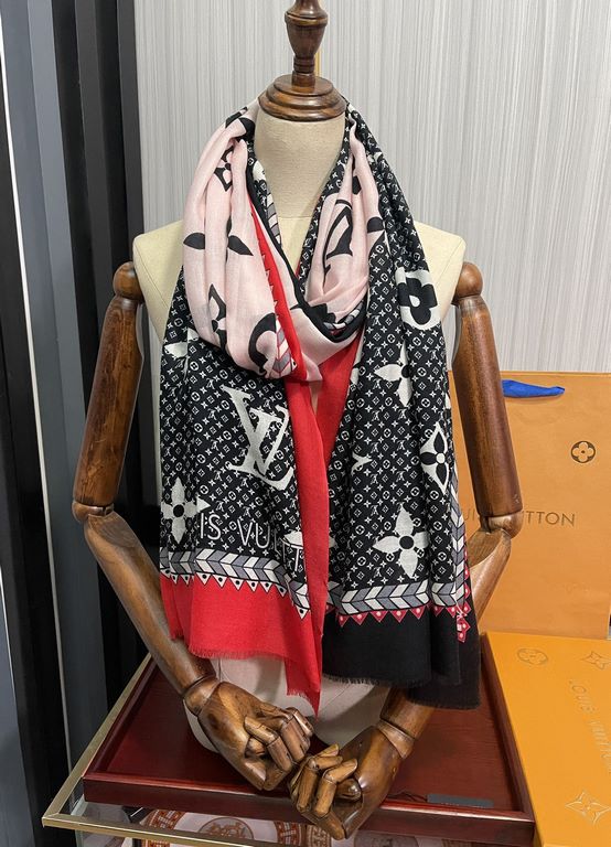 New LV latest models  , high-end atmosphere upscale [cashmere long scarf]   physical genuinely beautiful   shawl with prints      regardless of the design of the airbrush are very well in place   details are visible   th