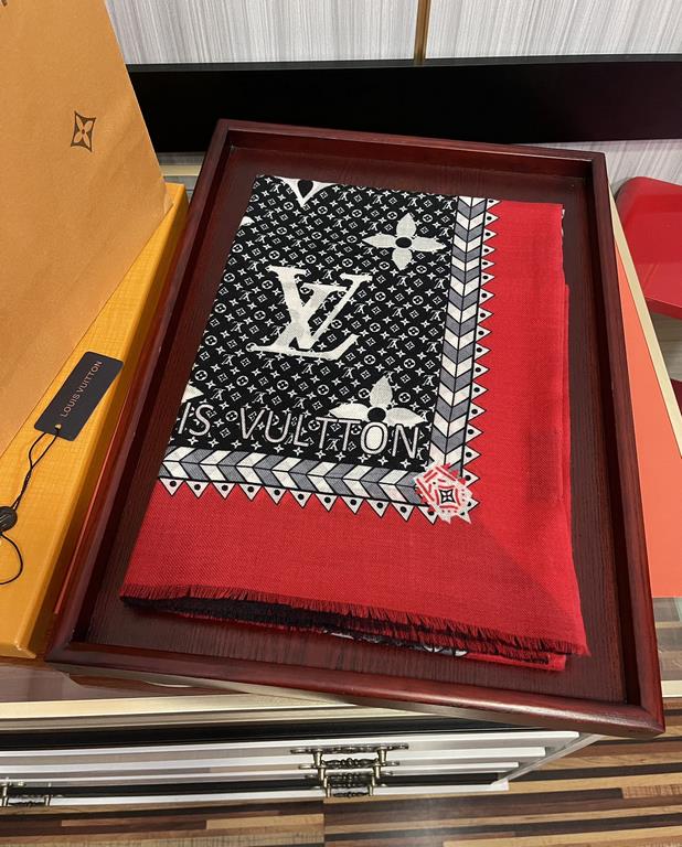 New LV latest models  , high-end atmosphere upscale [cashmere long scarf]   physical genuinely beautiful   shawl with prints      regardless of the design of the airbrush are very well in place   details are visible   th