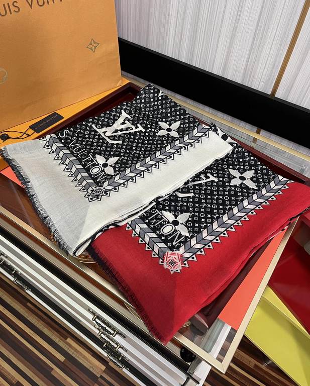 New LV latest models  , high-end atmosphere upscale [cashmere long scarf]   physical genuinely beautiful   shawl with prints      regardless of the design of the airbrush are very well in place   details are visible   th