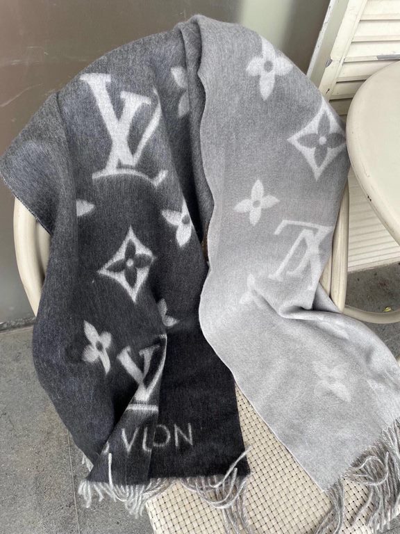 Louis Vuitton - REYKJAVIK GRADIENT Gradient Cashmere Scarf  official website 8500 LV can indeed be heirloom, so the classic in the classic, this scarf is based on the classic Louis Vuitton styles, two soft gradient color