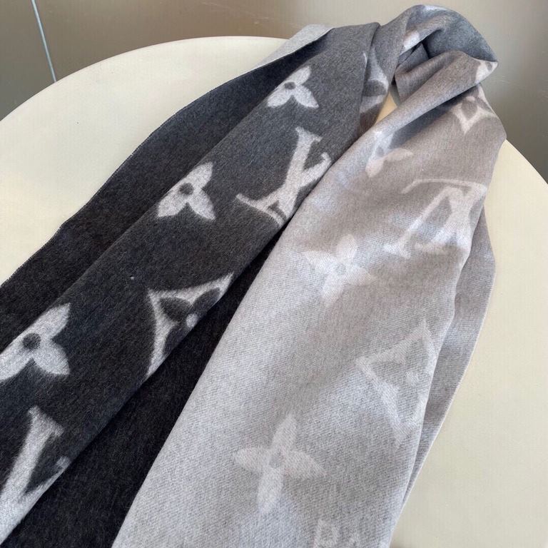 Louis Vuitton - REYKJAVIK GRADIENT Gradient Cashmere Scarf  official website 8500 LV can indeed be heirloom, so the classic in the classic, this scarf is based on the classic Louis Vuitton styles, two soft gradient color