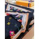 Price   new on   counter synchronization   LV new [Sunflower   long scarf] to attention gesture about the Louis Vuitton bloodline travel spirit and pattern fusion Monogram elements gathered in the center, is the love of 