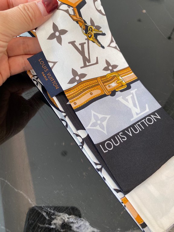 Super nice LV silk scarf! Double layered silk!Multi-purpose, tie it around your bag, use it as a hair tie or a small scarf, all very chic  !It also looks great with a simple bottom or a shirt around your neck!  100% silk