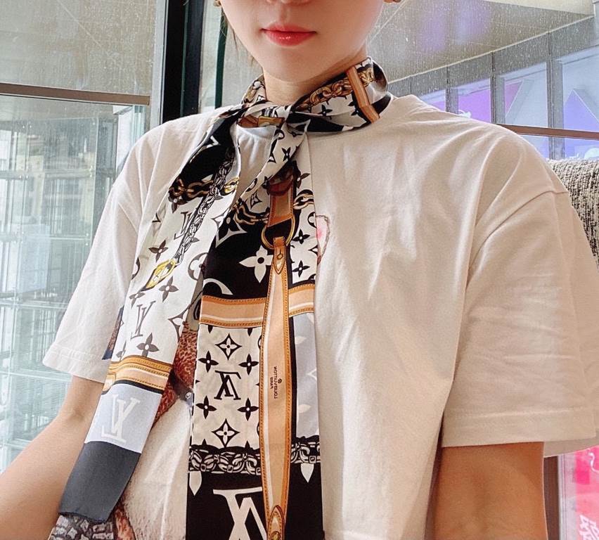 Super nice LV silk scarf! Double layered silk!Multi-purpose, tie it around your bag, use it as a hair tie or a small scarf, all very chic  !It also looks great with a simple bottom or a shirt around your neck!  100% silk